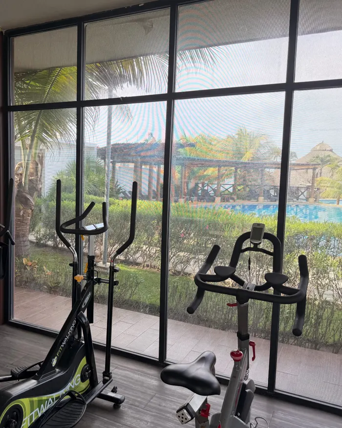 Gimnasio con vista a la alberca